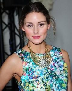 Covet Chic -Lulu Frost - Olivia Palermo porte le single brooch necklace (Copier)