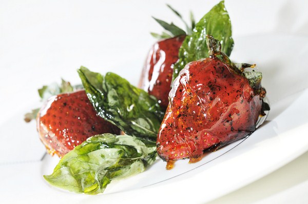 11 VIVIS + Grégory Cuilleron Fraises en coque de basilic (Copier)