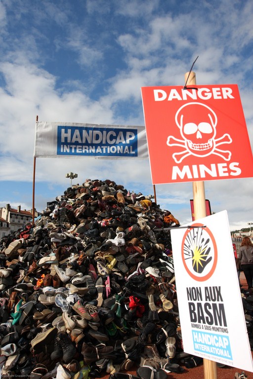 16Žme pyramides de chaussures Lyon 26 09 2010