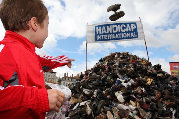 16ème pyramide de chaussures. Lancer de chaussures.