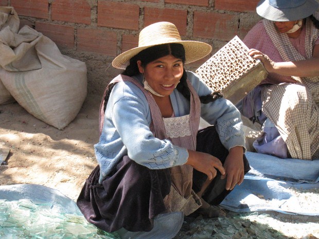 Artisan-collecting-glass (Copier)