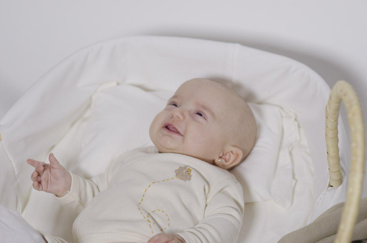 batita con pantalón