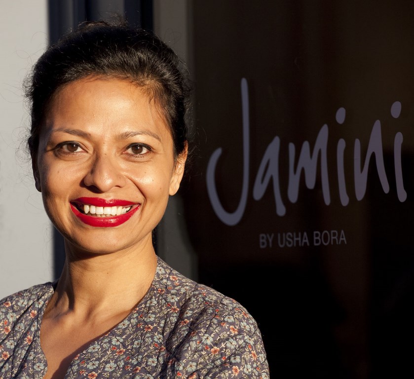 Usha devant boutique (Copier)