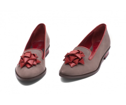 Emballee grise Slippers en cuir gris et bordeaux, doublure et semelle intérieure en cuir. Fait à la main, en série limitée. ABIGAIL, sur www.byabigail.com. 158.00€