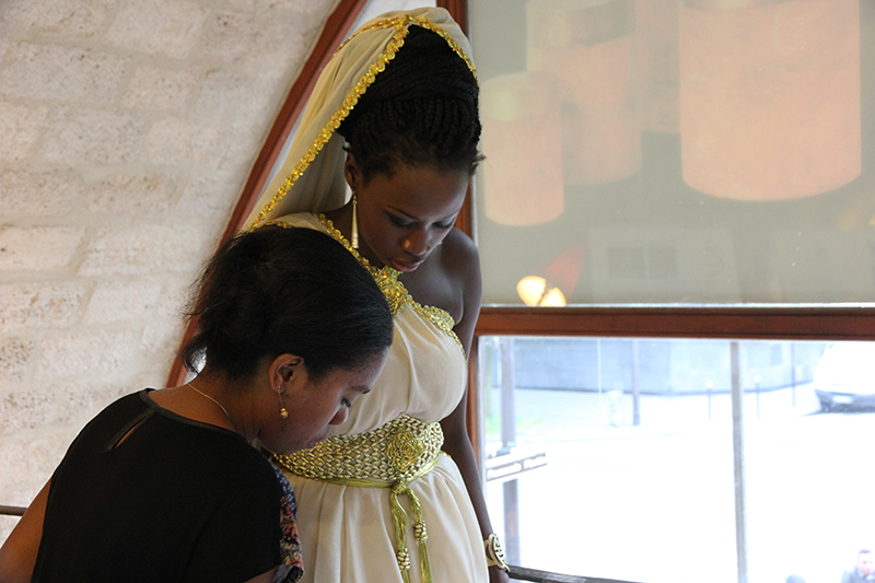 Un membre de la UFFP team aidant une modéle portant Ouarda Helli Créations Algérie Caravane Fashion for Freedom UFFP Ithemba au Viaduc des Arts photo Diane Cazelles UFFP productions