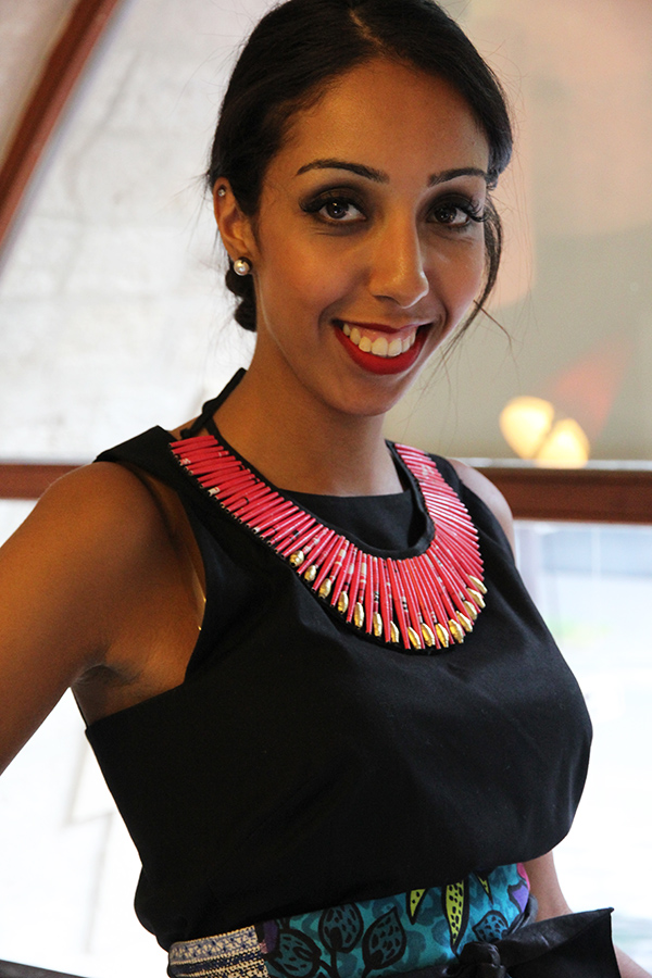 la petite Robe noire des Couleurs du Noir accessoirisée par la ceinture de la marque et le bijou ITHEMBA Caravane Fashion for Freedom UFFP Ithemba au Viaduc des Arts photo Diane Cazelles UFFP productions