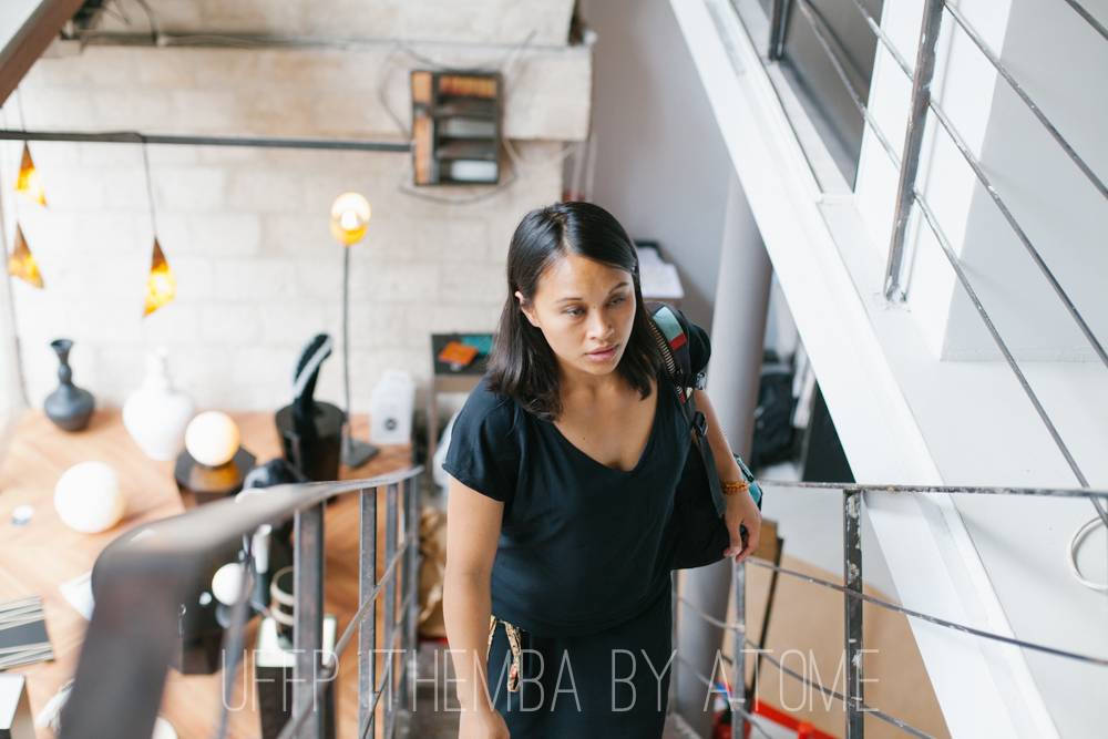 Sanith Nhem de la marque Sathinée monte les escaliers pour se préparer