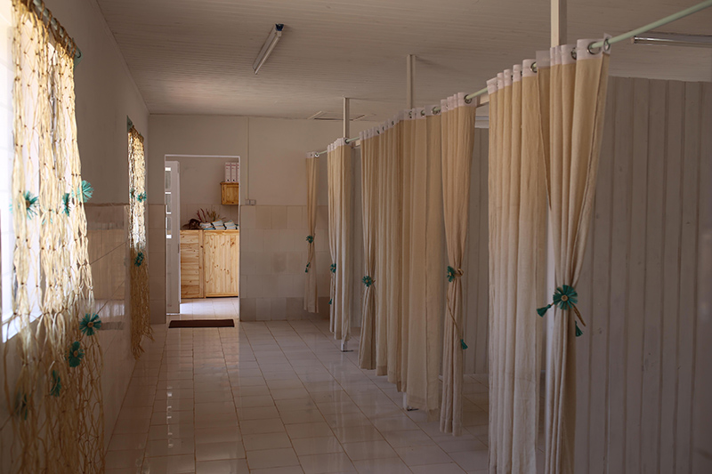 Vue de la grande salle et les quatre cabines de soins