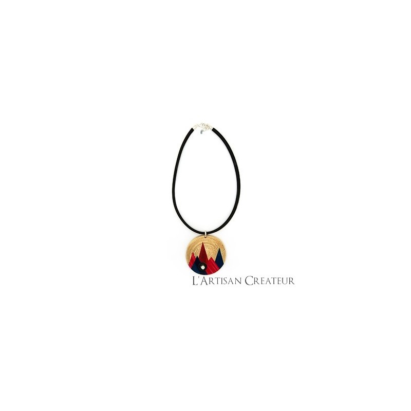 collier-rond-cuir-et-motif-montagne