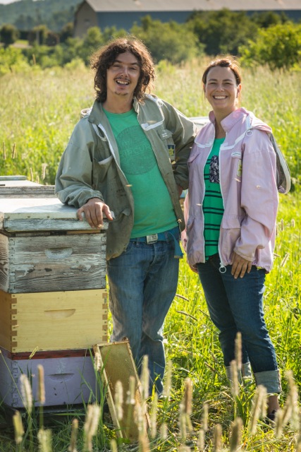 Anne Virginie Shmidt et Anicet Desrocher les apiculteurs et propriétaires du miel Anicet 